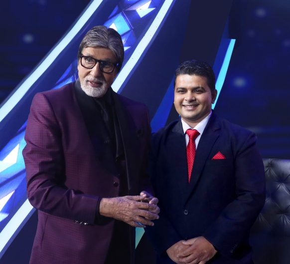 Dr. Viral Sakhiya with Shri Amitabh Bachchan — World Record for Highest Job Placements